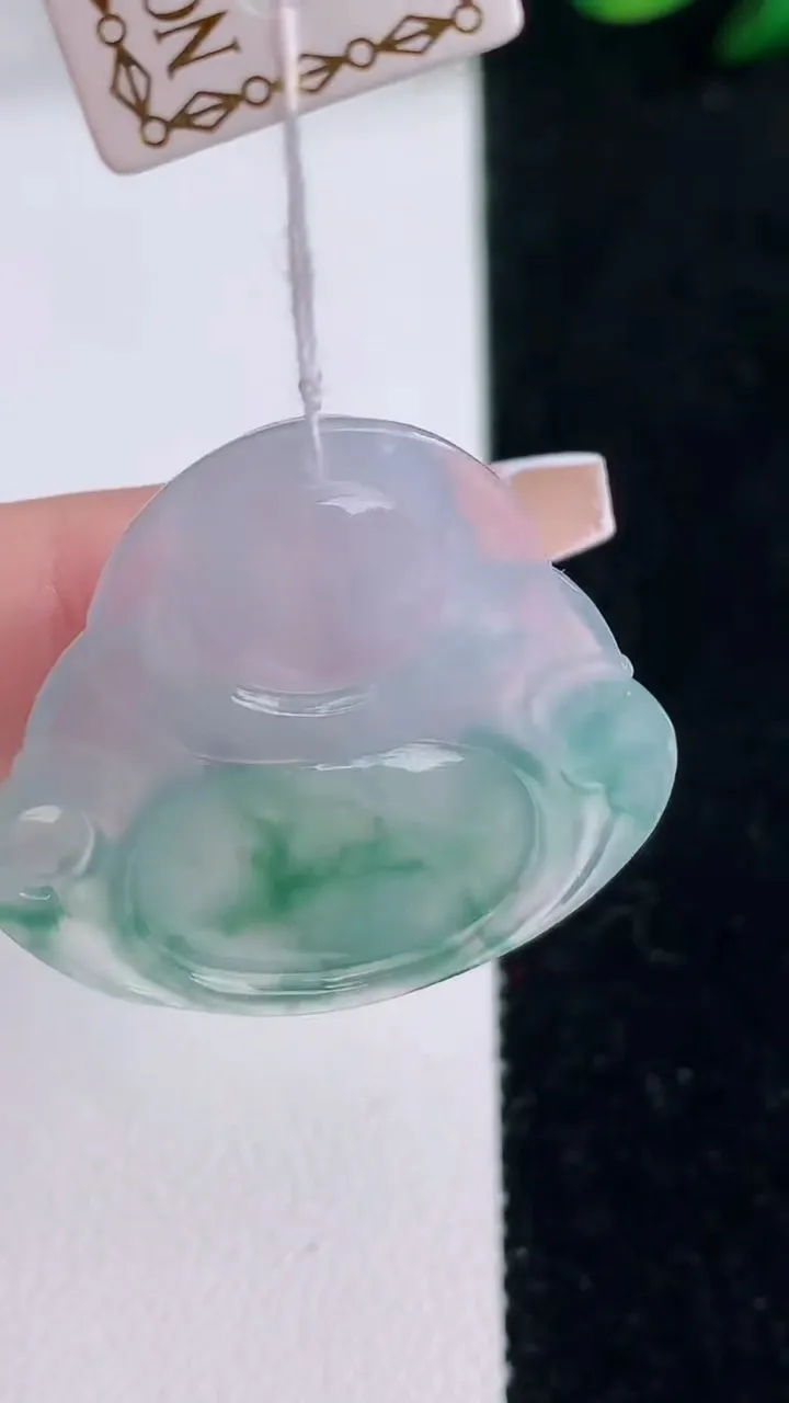 天然A货翡翠种飘花佛公吊坠，尺寸28.8-30.8-5.9，重量:8.32g
12月7日