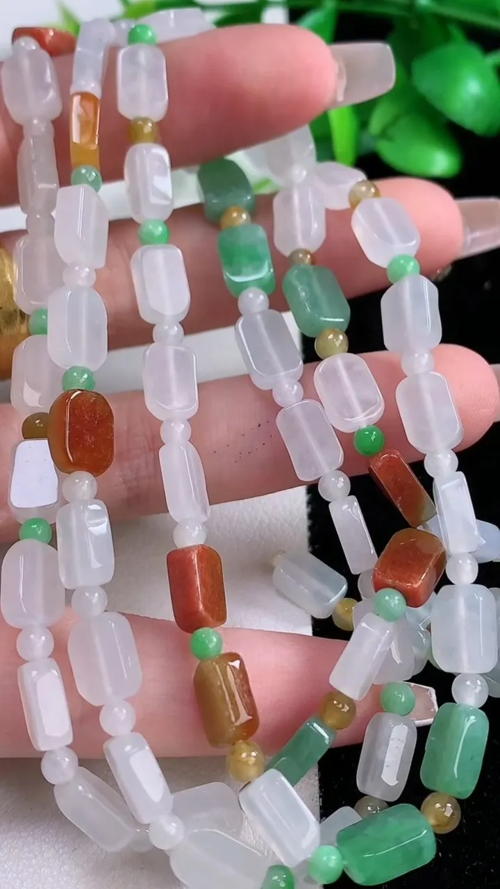 天然A货翡翠双彩路路通项链，尺寸8.8-6-3.8，重:36.55g12月7日
工厂直销收藏佳品,种好水足，色泽均匀，有种有色，上手高大气！