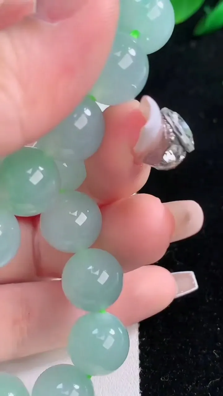 天然A货翡翠圆珠手串，尺寸12-16颗，重量:48.73g12月7日
工厂直销收藏佳品,种好水足，色泽均匀，有种有色，上手高大气！