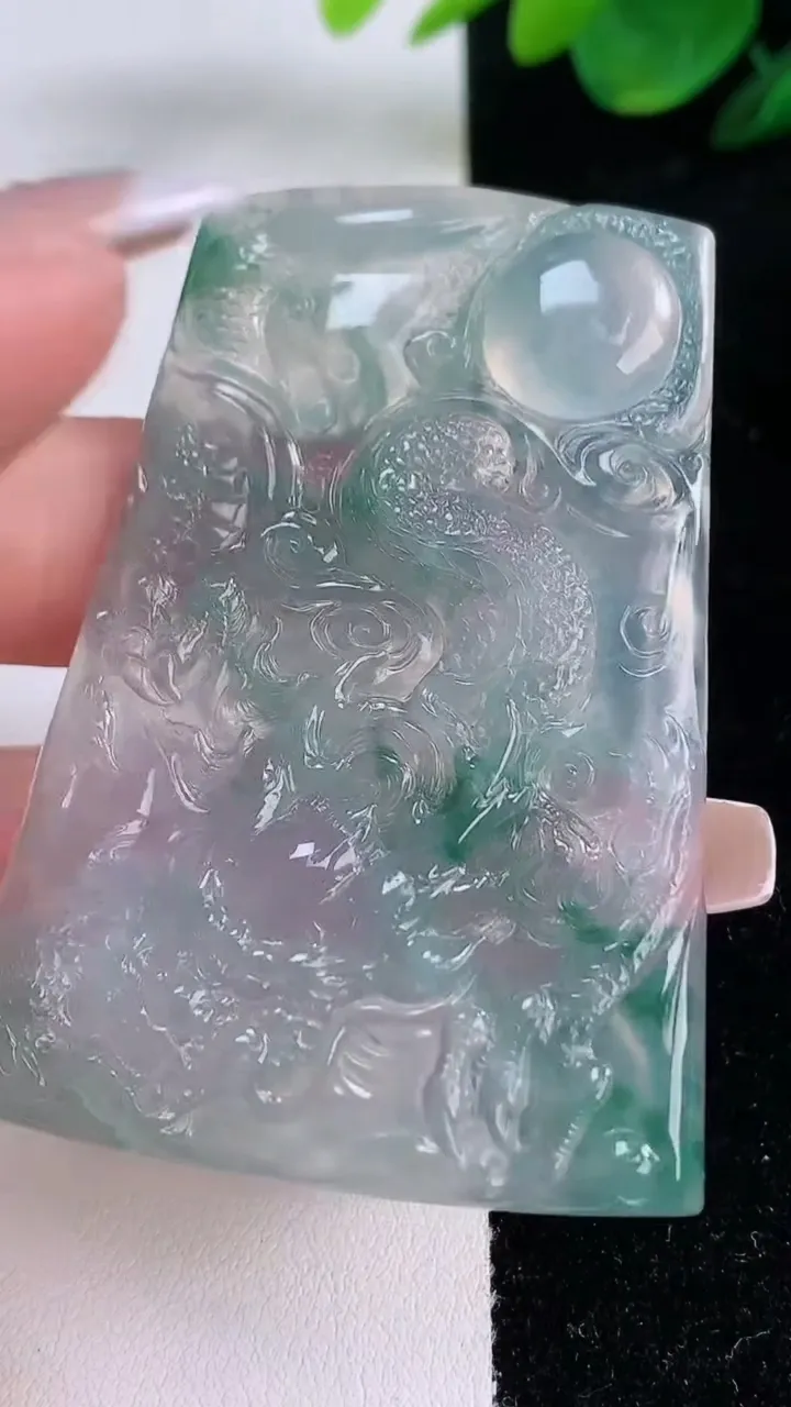 天然A货翡翠种飘花龙牌吊坠，尺寸61.8-42.5-5.4，重量:32.32g
12月7日