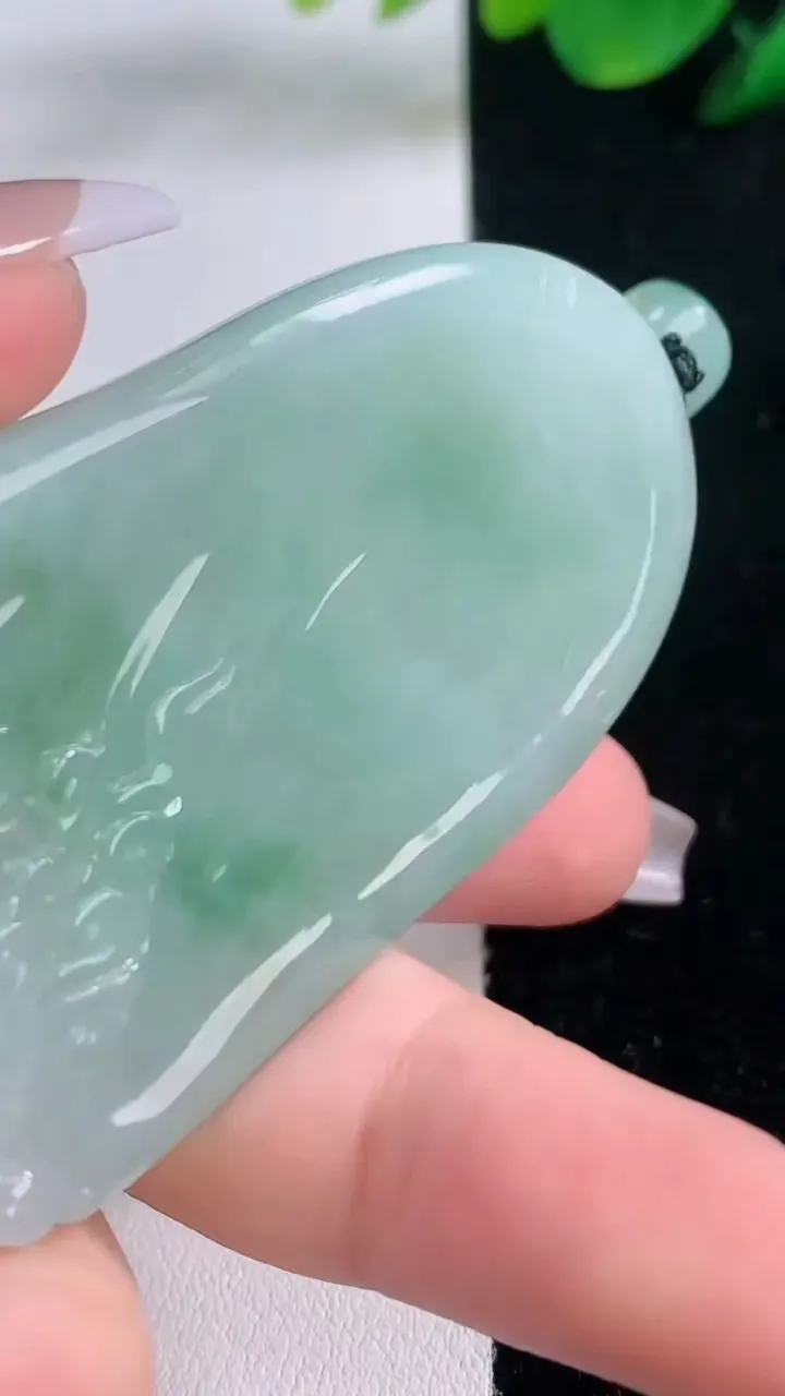 天然A货翡翠观音菩萨吊坠，尺寸67-37-9.5，重量:49.80g
12月7日