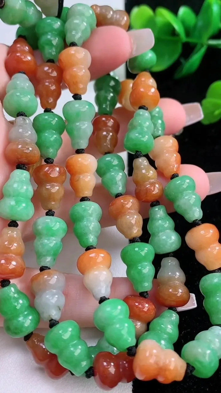 天然A货翡翠双彩葫芦项链，尺寸15.2-11-53颗，重量:93.81g12月7日
工厂直销收藏佳品