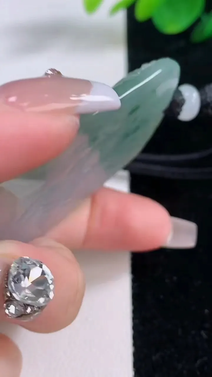 天然A货翡翠种飘花祥龙虚空藏菩萨吊坠，尺寸70-42.5-5.8，重量:43.54g
12月7日