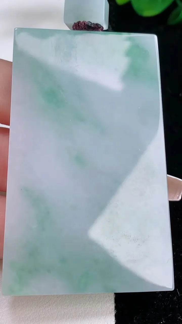 天然A货翡翠无事牌吊坠，尺寸64-40.3-6.2，重量:57.18g
12月7日