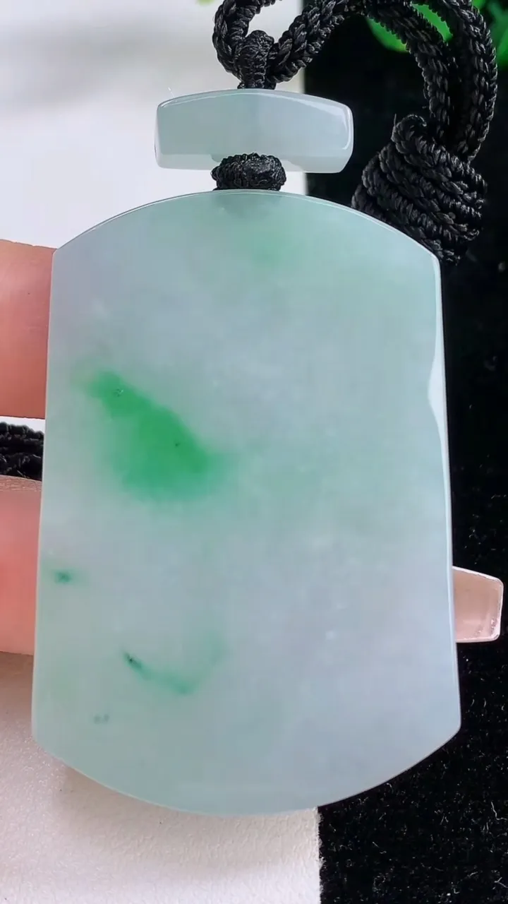 天然A货翡翠仿古无事牌吊坠，尺寸53.7-37-5.7，重量:37.28g
12月7日