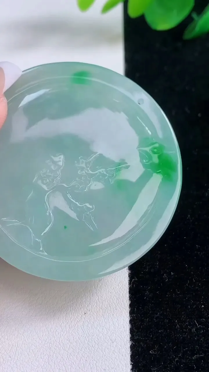 天然A货翡翠山水牌吊坠，尺寸53.8-5.2，重量:33.00g
12月7日