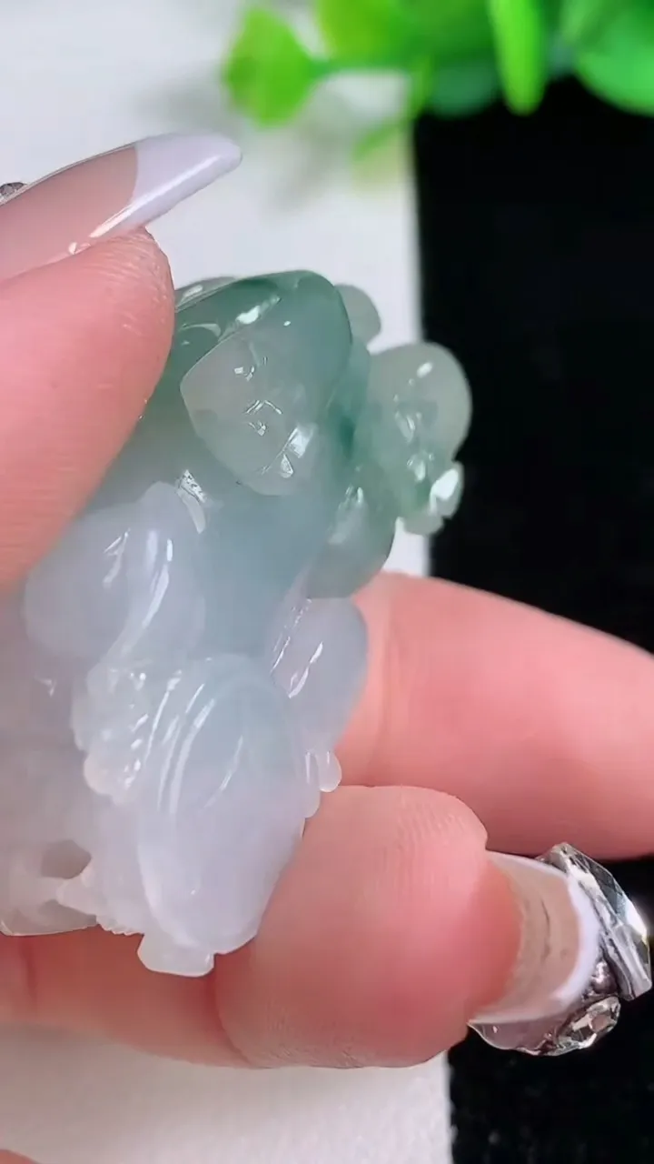 天然A货翡翠飘花貔貅吊坠，尺寸46.5-23-14.2，重:25.40g
12月7日