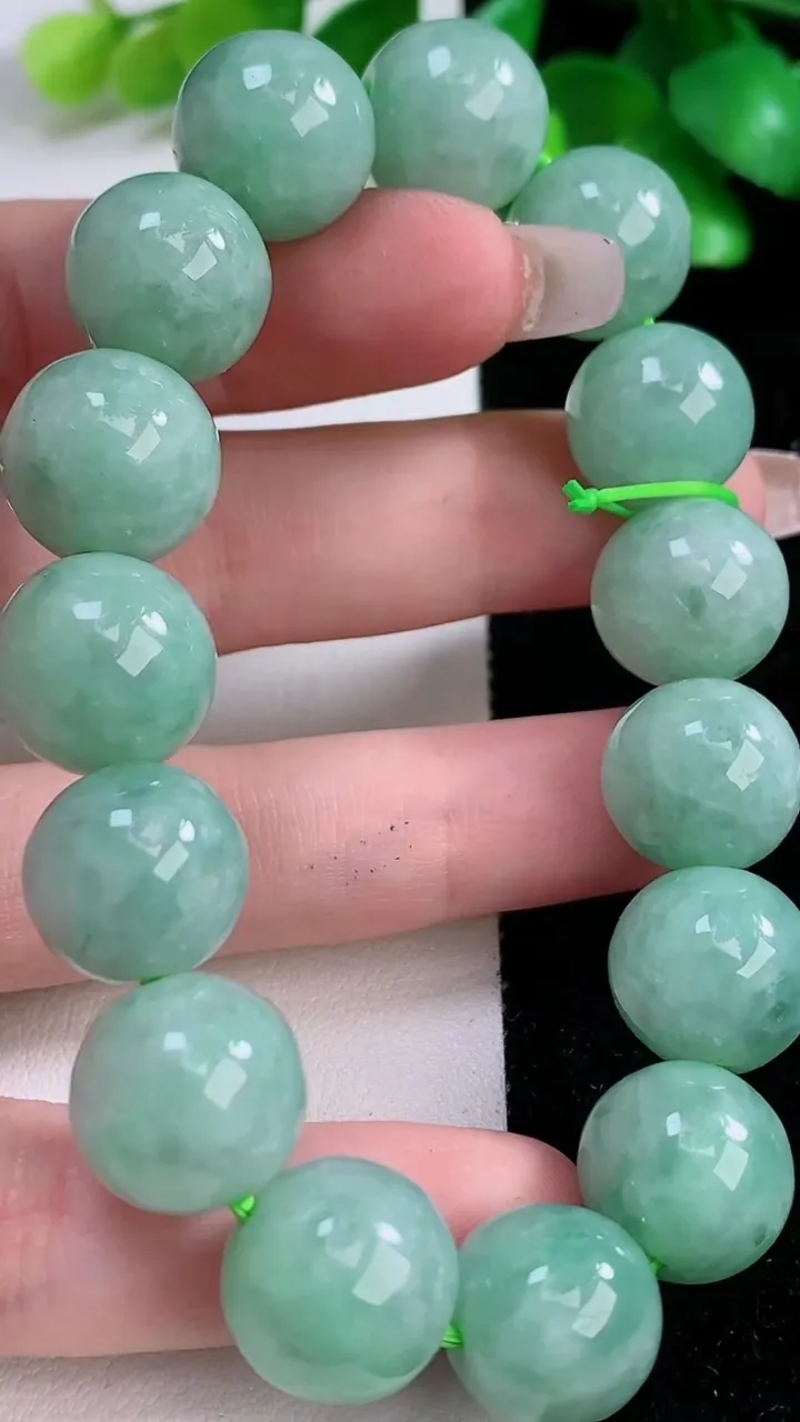 天然A货翡翠圆珠手串，尺寸13.5-15颗，重:62.50g12月7日
工厂直销收藏佳品,种好水足，色泽均匀，有种有色，上手高大气！