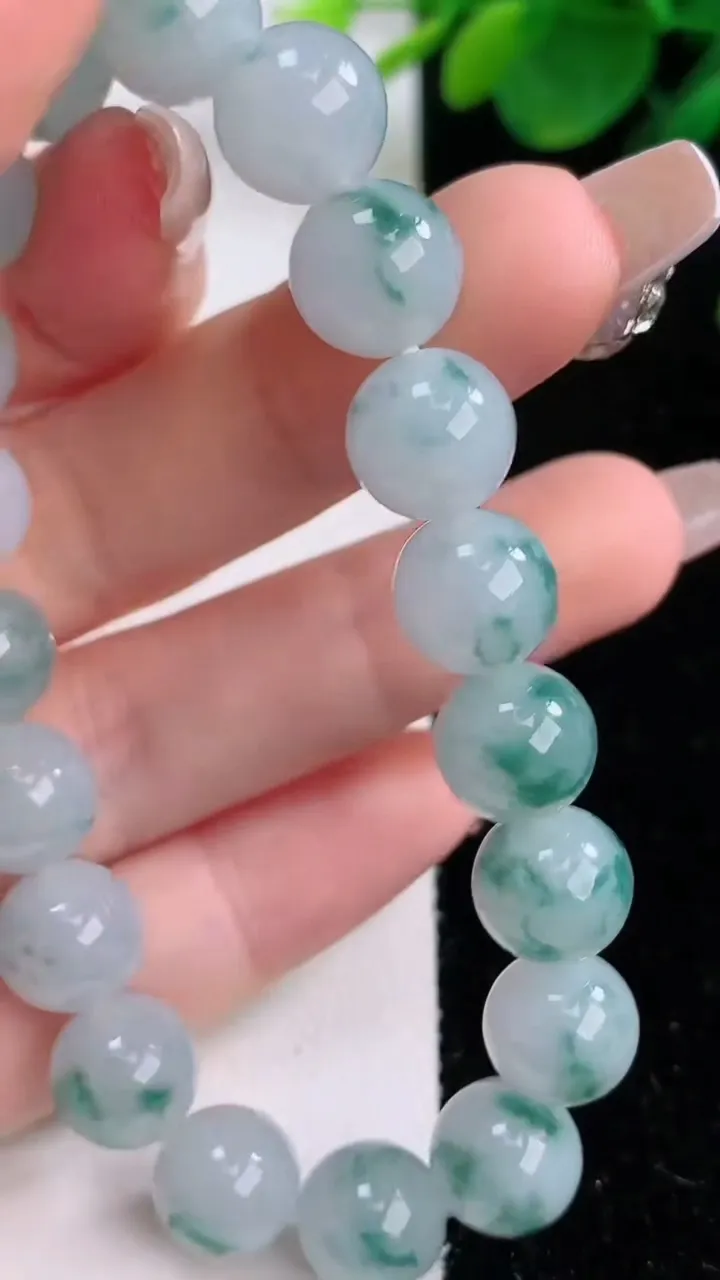 天然A货翡翠飘花圆珠手串，尺寸10-19颗，重量:34.10g12月7日
工厂直销收藏佳品,种好水足，色泽均匀，有种有色，上手高大气！