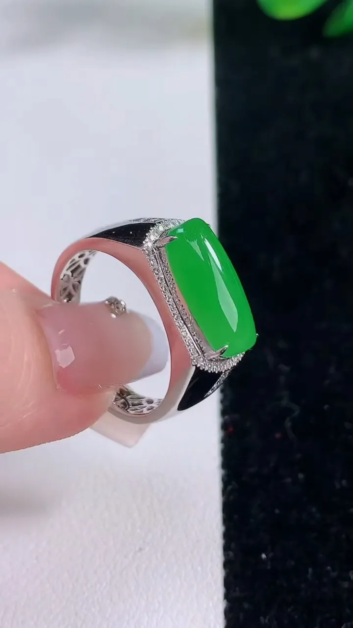 天然A货翡翠马鞍戒指，尺寸19.8-14.4-7-7.2，重量:4.80g2025年12月7日
工厂直销收藏佳品,种好水足，色泽均匀，有种有色，上手高大气！