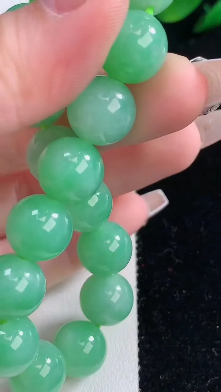 天然A货翡翠圆珠手串，尺寸11.4-17颗，重量:44.20g12月7日
工厂直销收藏佳品,种好水足，色泽均匀，有种有色，上手高大气！