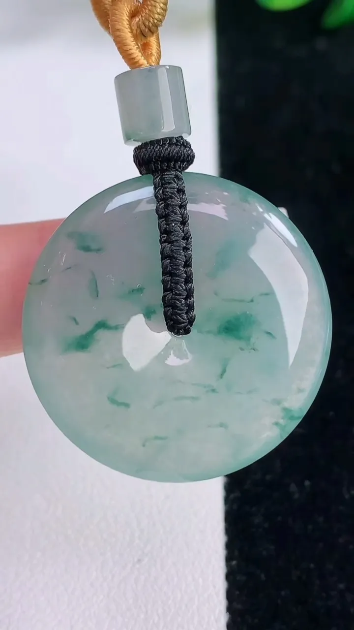 天然A货翡翠种飘花平安扣吊坠，尺寸31-5，重量:13.62g
12月7日