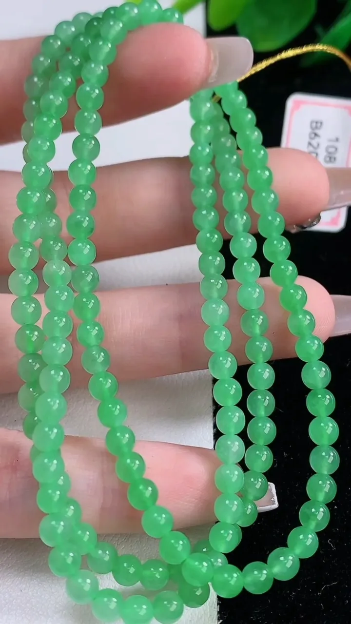 天然A货翡翠小米珠项链，尺寸4-151颗，重量:19.91g
12月7日