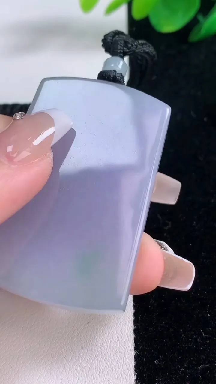 天然A货翡翠春带彩紫罗兰无事牌吊坠，尺寸51.4-34-5.8，重量:34.34g
12月7日