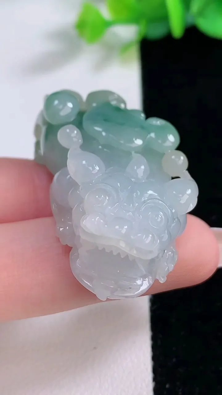 天然A货翡翠飘花貔貅吊坠，尺寸46.5-23-14.2，重:25.40g
12月7日