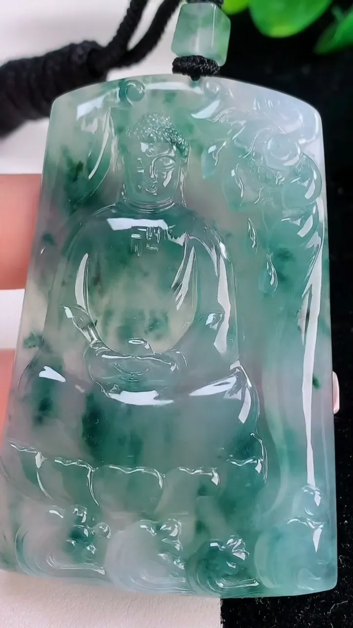 天然A货翡翠种飘花大日如来吊坠，尺寸67.5-43.8-5.6，重量:48.52g
12月7日