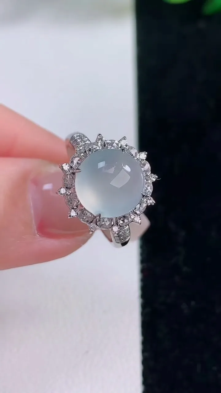 天然A货翡翠种白冰蛋面戒指，尺寸17.7-9.6-9.2，重量:3.10g2025年12月7日
工厂直销收藏佳品,种好水足，色泽均匀，有种有色，上手高大气！