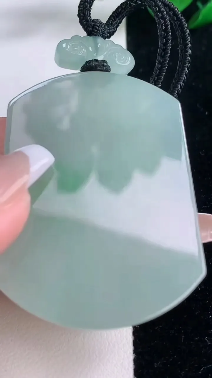 天然A货翡翠仿古无事牌吊坠，尺寸54.6-42-6，重量:44.15g
12月7日