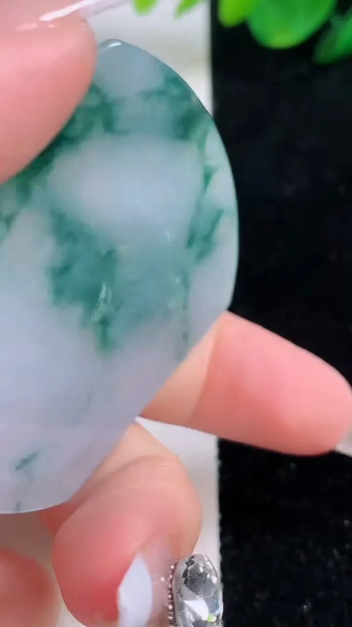 天然A货翡翠飘花龙牌吊坠，尺寸52.6-42.4-5.2，重量:28.59g
12月7日