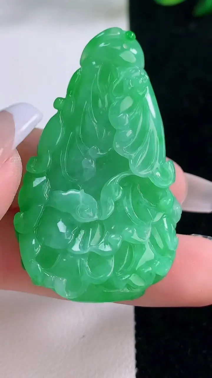 天然A货翡翠白菜吊坠，尺寸47-28-13.4，重量:22.20g
12月7日