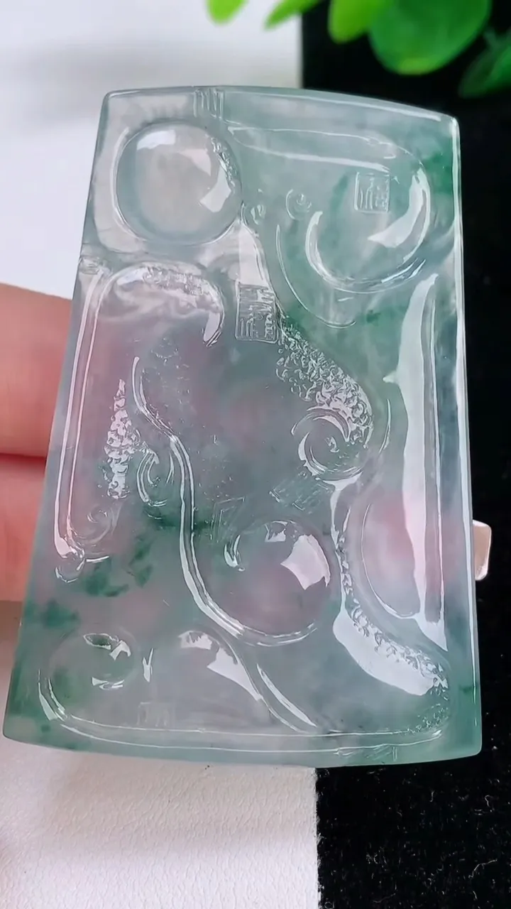 天然A货翡翠种飘花龙牌吊坠，尺寸61.8-42.5-5.4，重量:32.32g
12月7日