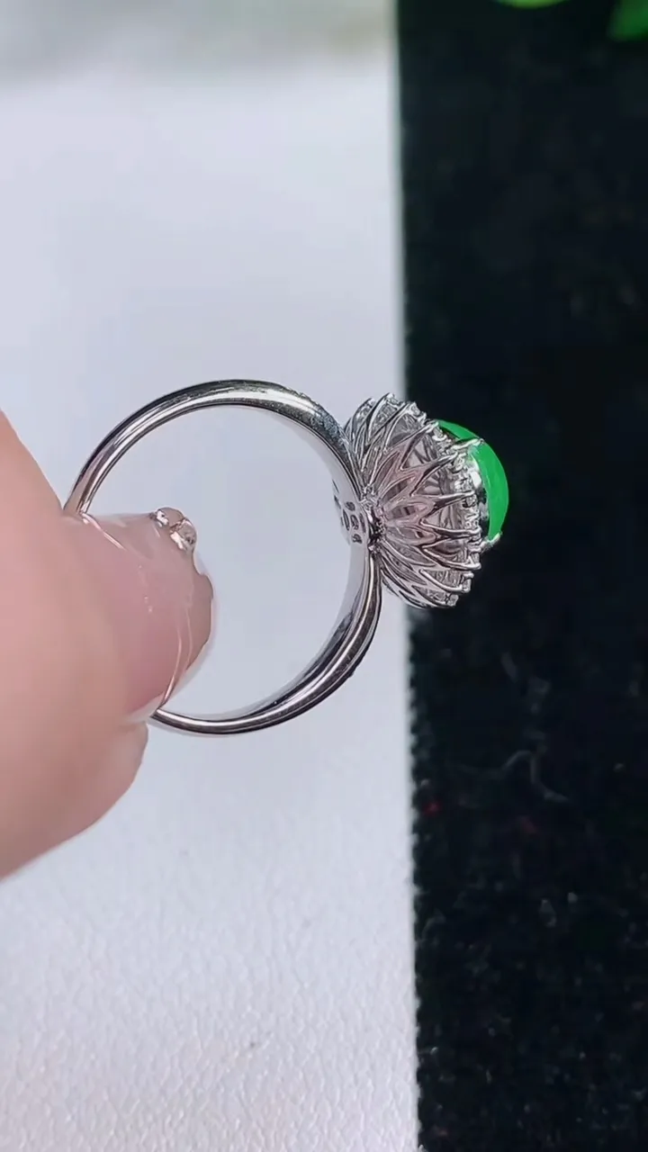 天然A货翡翠蛋面戒指，尺寸17.7-8.7-5.6-5，重量:1.94g2025年12月7日
工厂直销收藏佳品,种好水足，色泽均匀，有种有色，上手高大气！