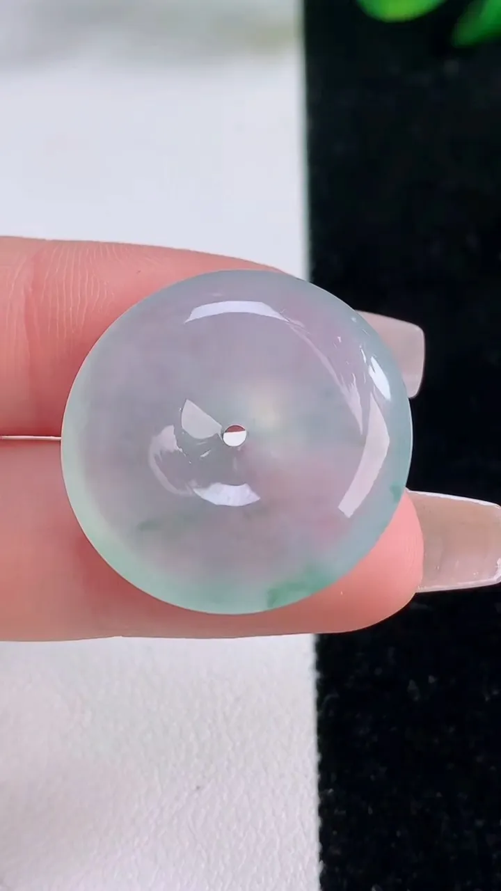 天然A货翡翠种飘花平安扣吊坠，尺寸25-5.7，重量:7.75g
12月7日