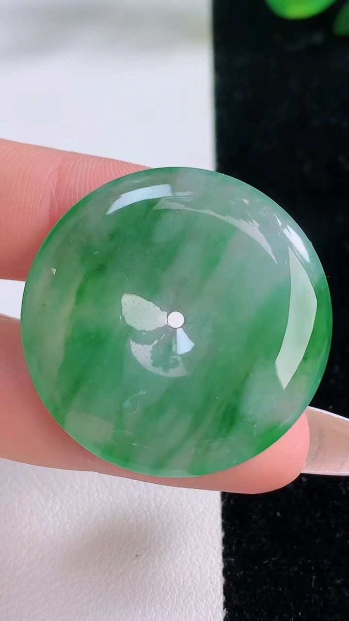 天然A货翡翠平安扣吊坠，尺寸33-5，重量:11.22g
12月7日