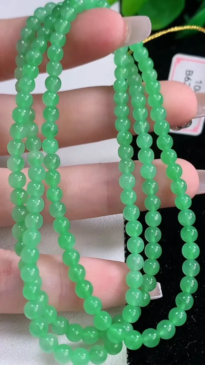 天然A货翡翠小米珠项链，尺寸4-151颗，重量:19.91g
12月7日