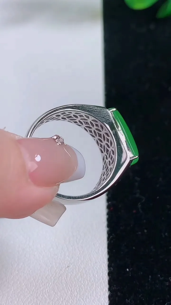 天然A货翡翠马鞍戒指，尺寸19.8-14.4-7-7.2，重量:4.80g2025年12月7日
工厂直销收藏佳品,种好水足，色泽均匀，有种有色，上手高大气！