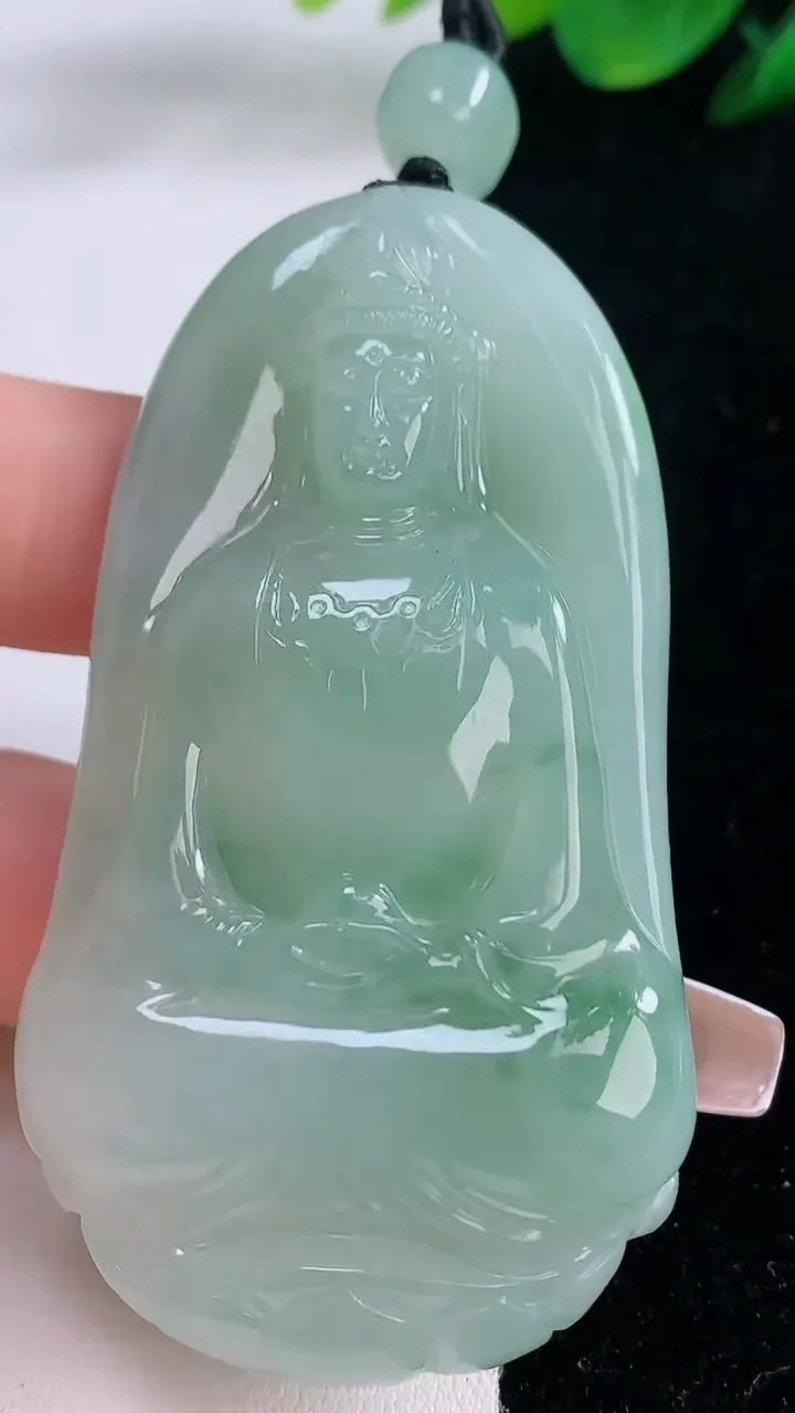 天然A货翡翠观音菩萨吊坠，尺寸67-37-9.5，重量:49.80g
12月7日