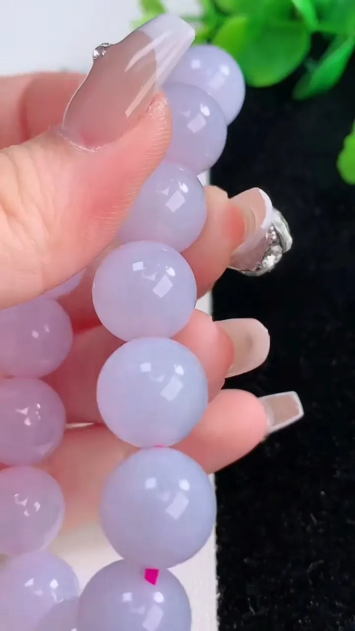 天然A货翡翠紫罗兰圆珠手串，尺寸12.6-16颗，重量:56.34g12月7日
工厂直销收藏佳品,种好水足，色泽均匀，有种有色，上手高大气！