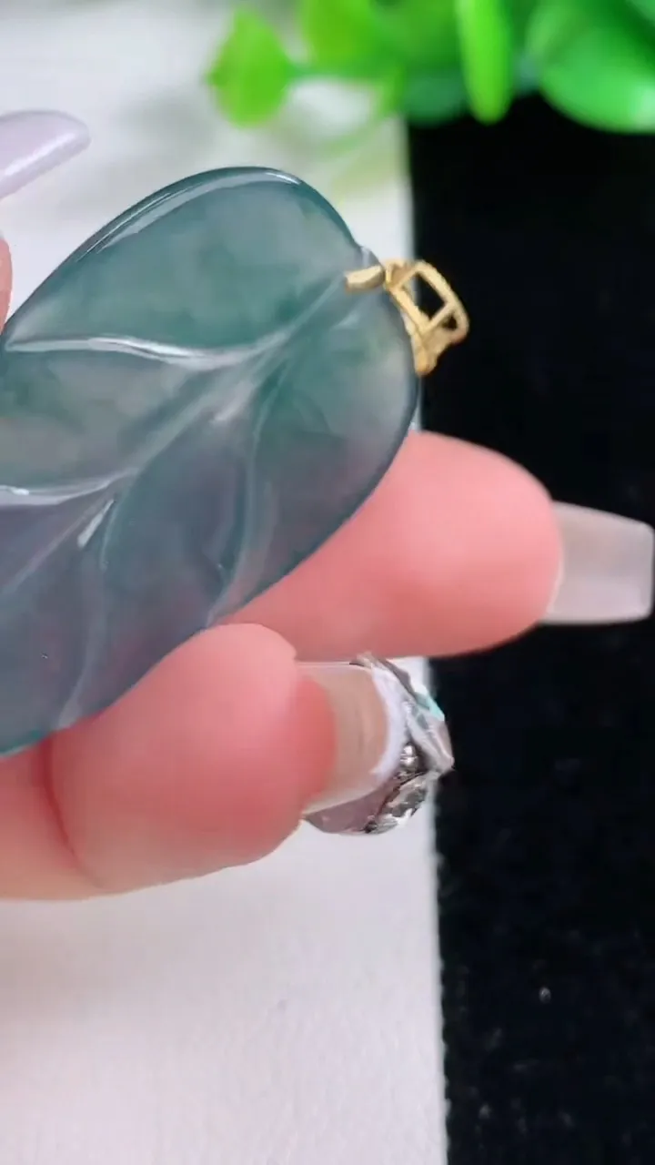 天然A货翡翠18K金蓝水金枝玉叶 叶子吊坠，尺寸46-23-4，重:7.58g
12月7日