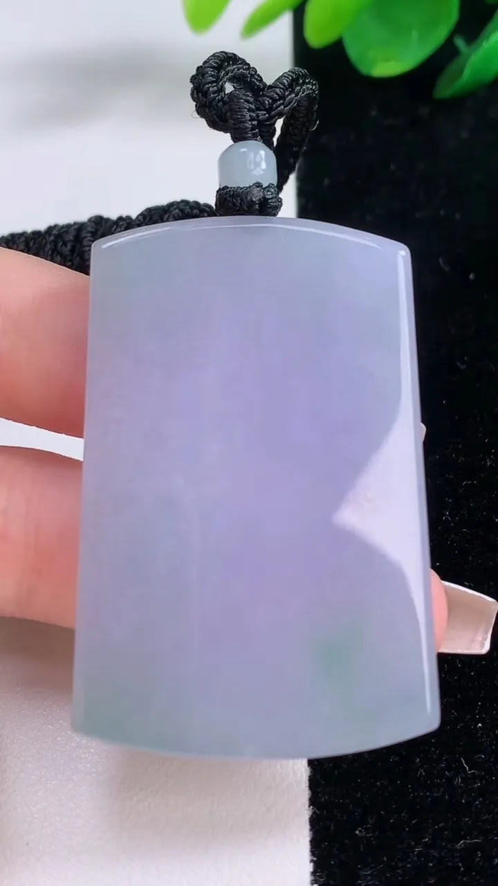 天然A货翡翠春带彩紫罗兰无事牌吊坠，尺寸51.4-34-5.8，重量:34.34g
12月7日