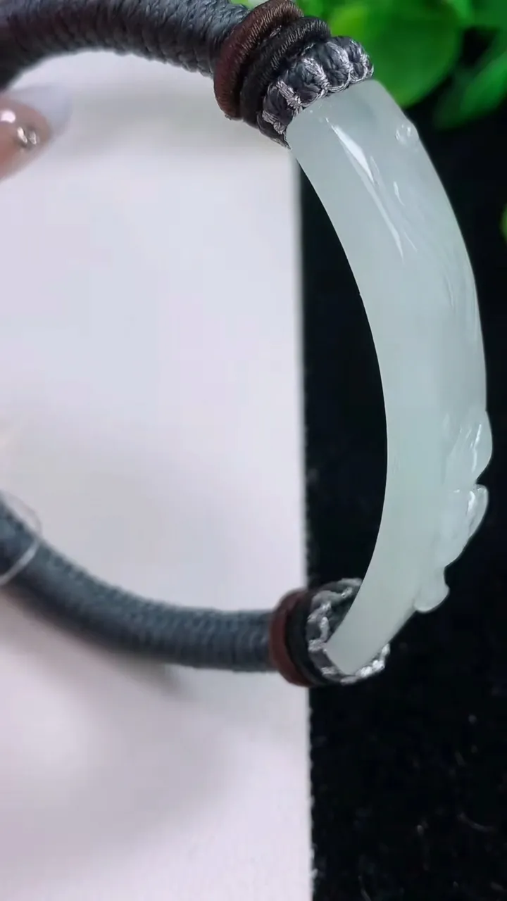 天然A货翡翠和和美美 荷花手牌，尺寸52.7-15.7-6.5，重量:53.19g
12月7日