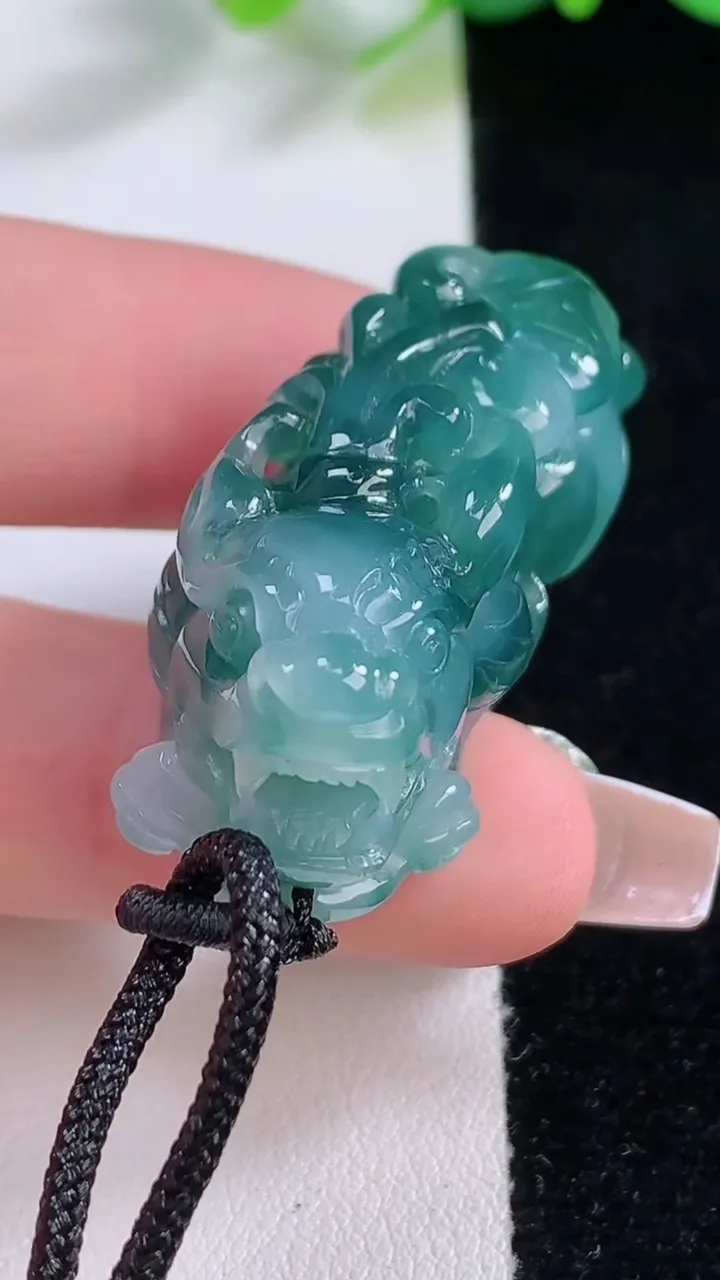 天然A货翡翠飘花貔貅吊坠，尺寸40-17.8-18.2，重:22.33g
12月7日
