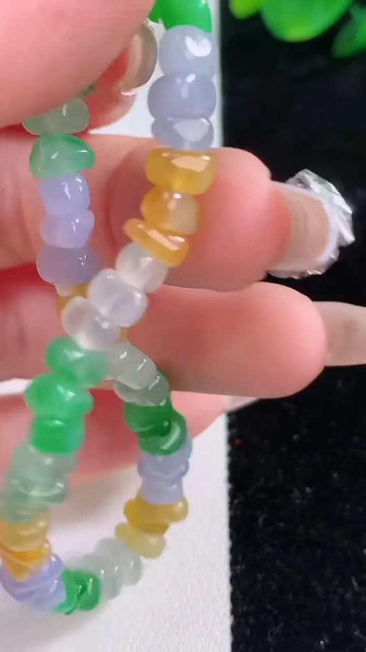 天然A货翡翠种三彩原石手串，尺寸5.6-3.9-3.5-55颗，重量:11.52g12月7日
工厂直销收藏佳品,种好水足，色泽均匀，有种有色，上手高大气！