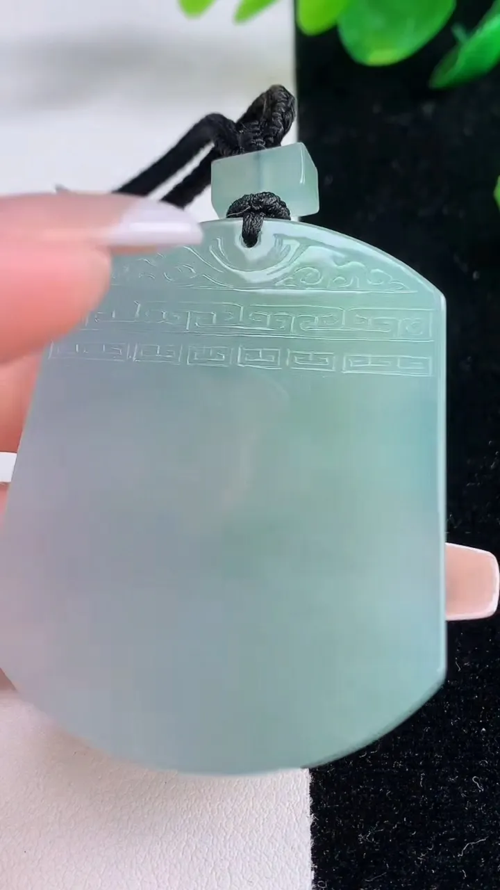 天然A货翡翠仿古无事牌吊坠，尺寸52.5-41.8-5，重量:36.56g
12月7日