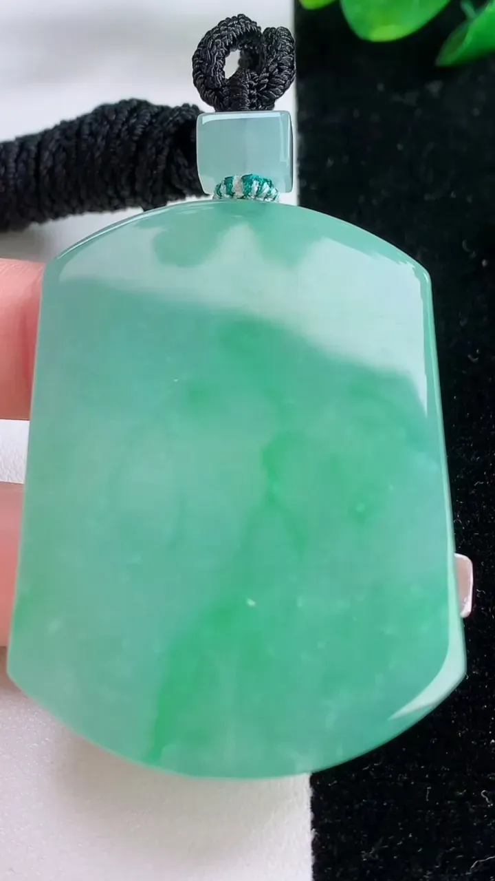 天然A货翡翠无事牌吊坠，尺寸53.2-38.7-5.7，重量:40.65g
12月7日