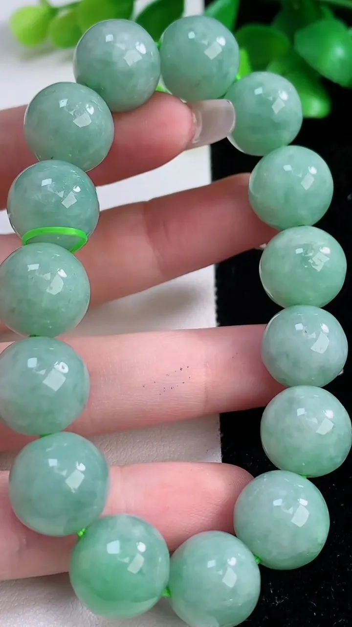 天然A货翡翠圆珠手串，尺寸13.5-15颗，重:62.50g12月7日
工厂直销收藏佳品,种好水足，色泽均匀，有种有色，上手高大气！