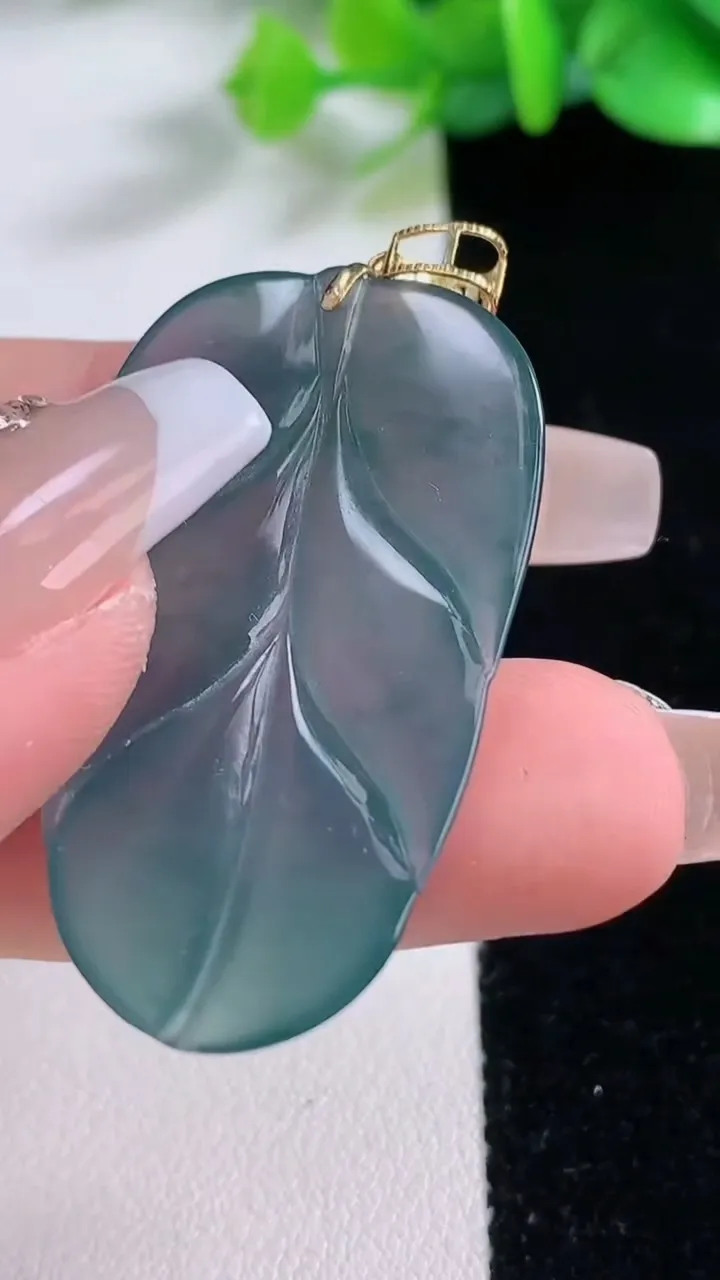 天然A货翡翠18K金蓝水金枝玉叶 叶子吊坠，尺寸46-23-4，重:7.58g
12月7日