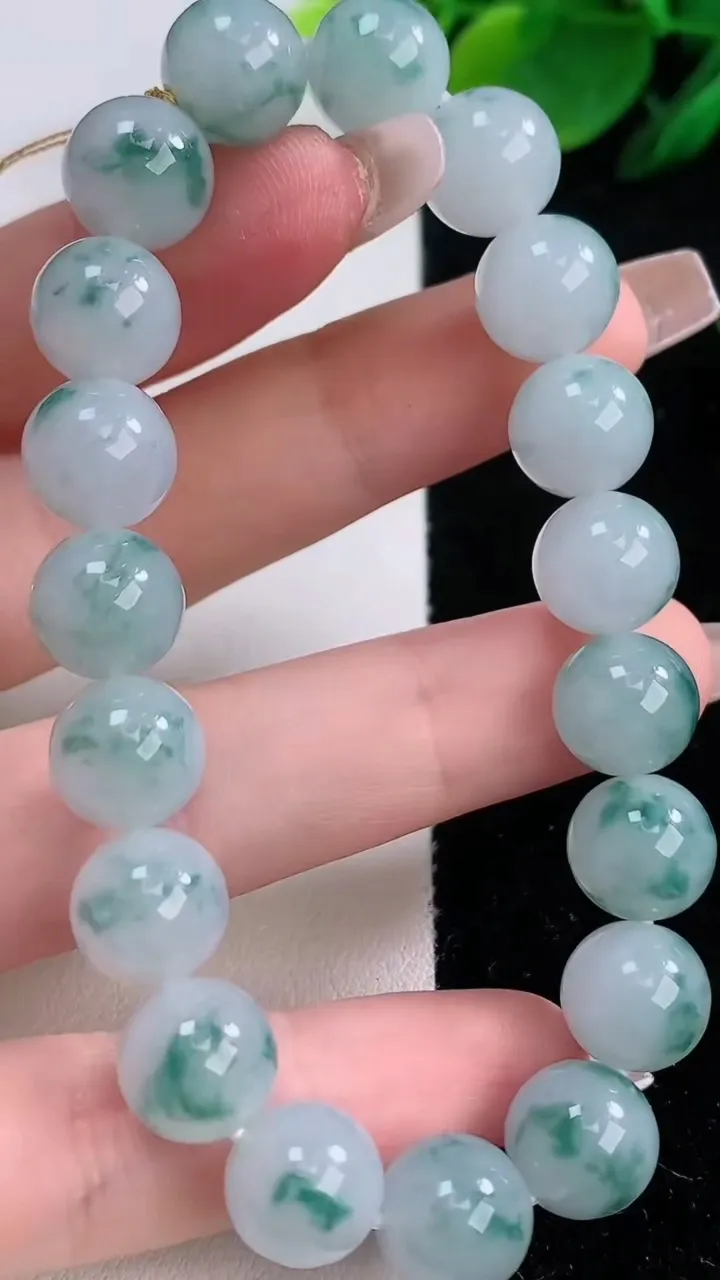 天然A货翡翠飘花圆珠手串，尺寸10-19颗，重量:34.10g12月7日
工厂直销收藏佳品,种好水足，色泽均匀，有种有色，上手高大气！