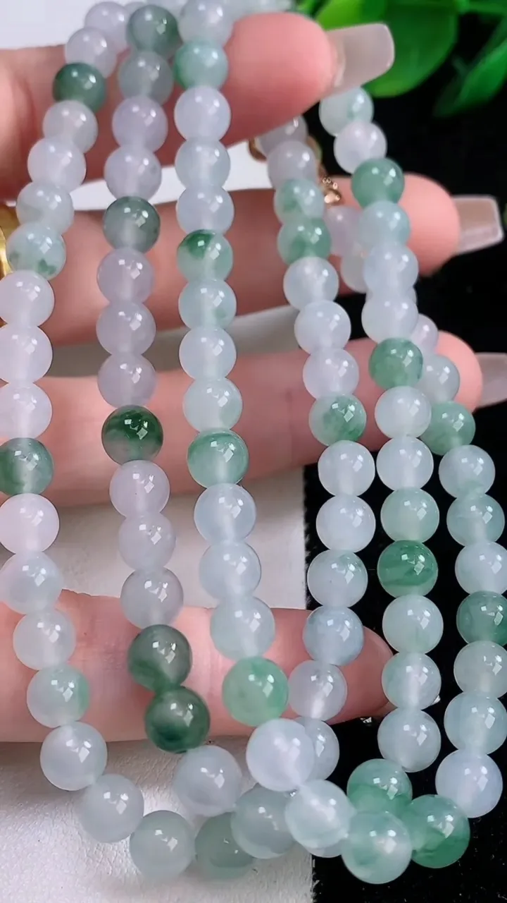 天然A货翡翠冰种飘花圆珠项链，尺寸6-108颗，重量:43.96g
12月7日