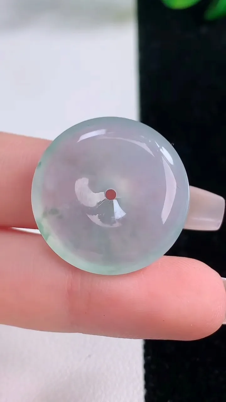 天然A货翡翠种飘花平安扣吊坠，尺寸25-5.7，重量:7.75g
12月7日