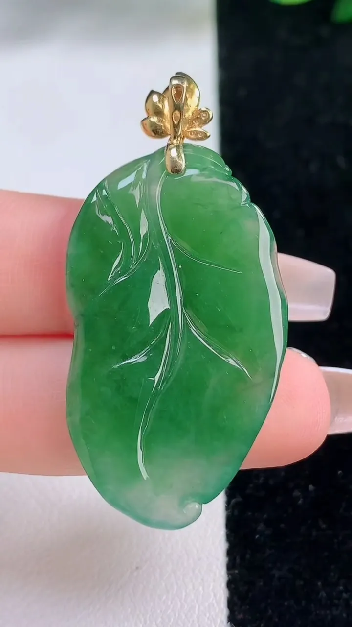天然A货翡翠金枝玉叶 叶子吊坠，尺寸36.5-21.4-4.4，重量:7.99g
12月7日