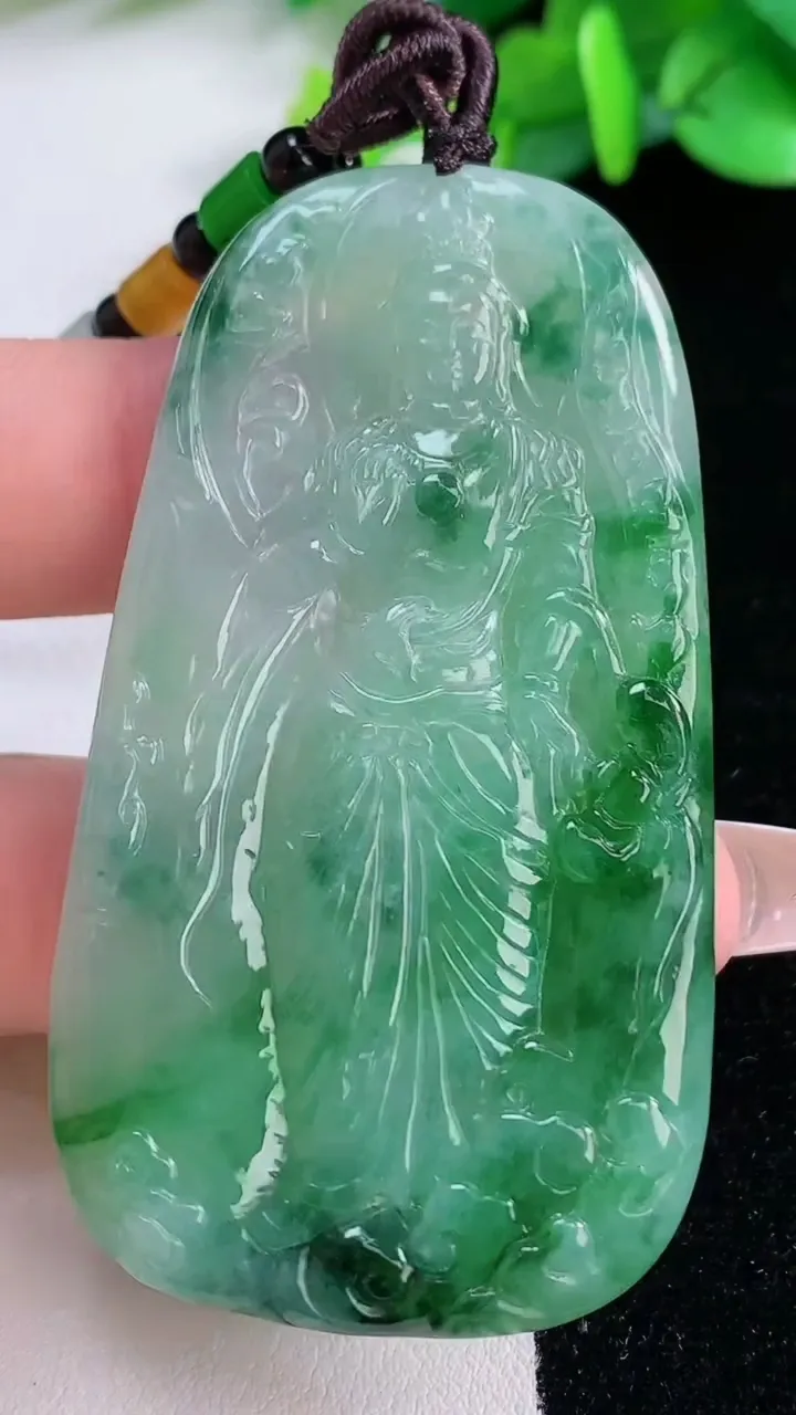 天然A货翡翠观音菩萨吊坠，尺寸63-34-5，重:28.00g
12月7日