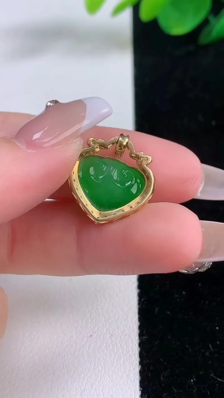 天然A货翡翠如意头吊坠，尺寸20.5-17.2-6.8，裸石10.7-13.3重量:2.36g
12月7日