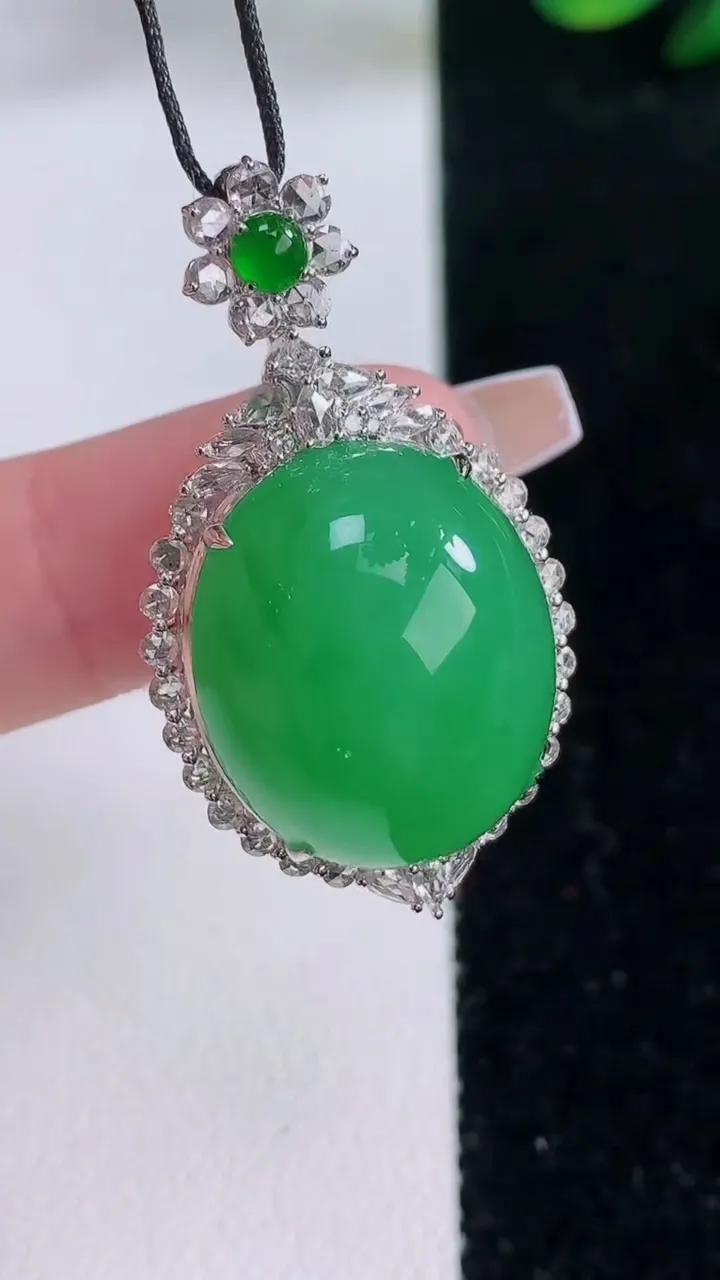 天然A货翡翠蛋面吊坠，尺寸37-20.6-14.3，裸石19.7-16.6重量:9.07g
12月7