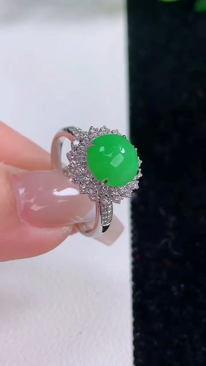 天然A货翡翠蛋面戒指，尺寸17.7-8.7-5.6-5，重量:1.94g2025年12月7日
工厂直