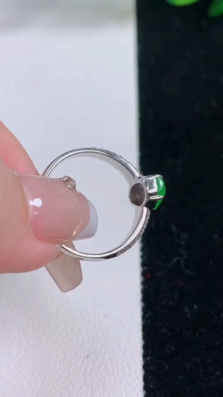 天然A货翡翠随形戒指，尺寸17.6-8-7.6-9.5，重量:2.84g2025年12月7日
工厂直销收藏佳品,种好水足，色泽均匀，有种有色，上手高大气！
